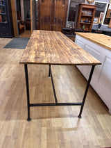 Metallijalkainen pöytä P.239.5cm L.77.5cm K.82cm