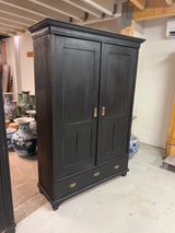 Tyylikäs massiivipuu vaatekaappi L. 128cm, S. 45cm ja K. 185cm