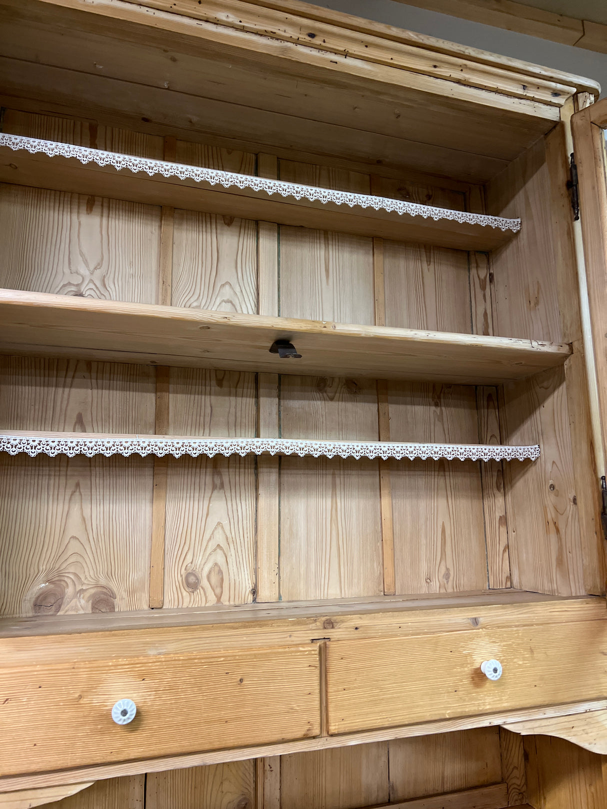 Talonpoikais astiakaappi L. 113cm, S. 50cm ja K. 215cm