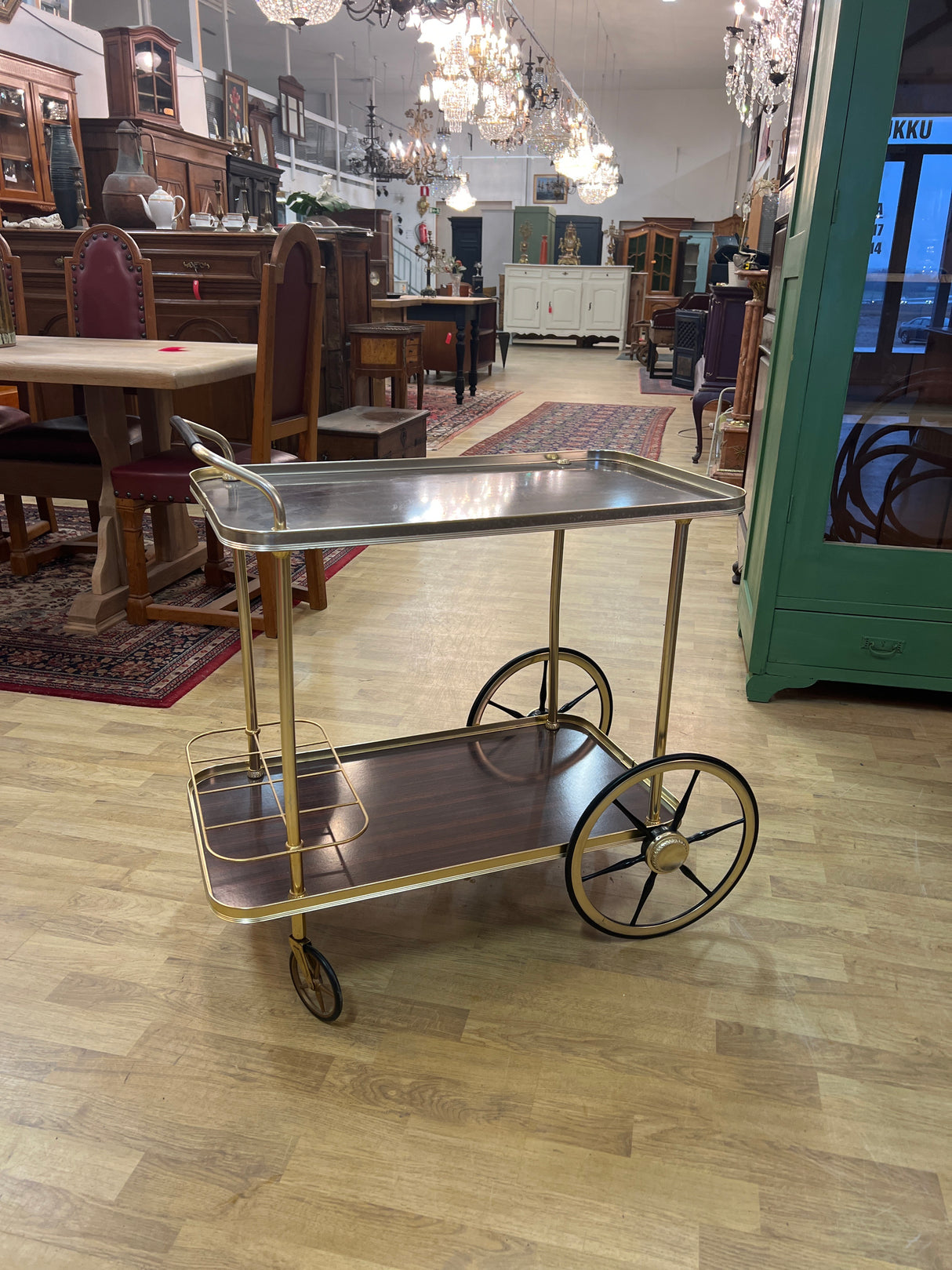 Tarjoiluvaunu L. 83cm, S. 47cm ja K. 79cm