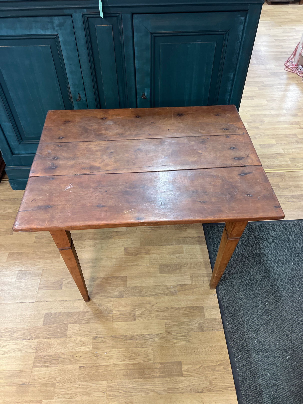 Pieni pöytä L. 90,5cm, S. 72cm ja K. 76cm