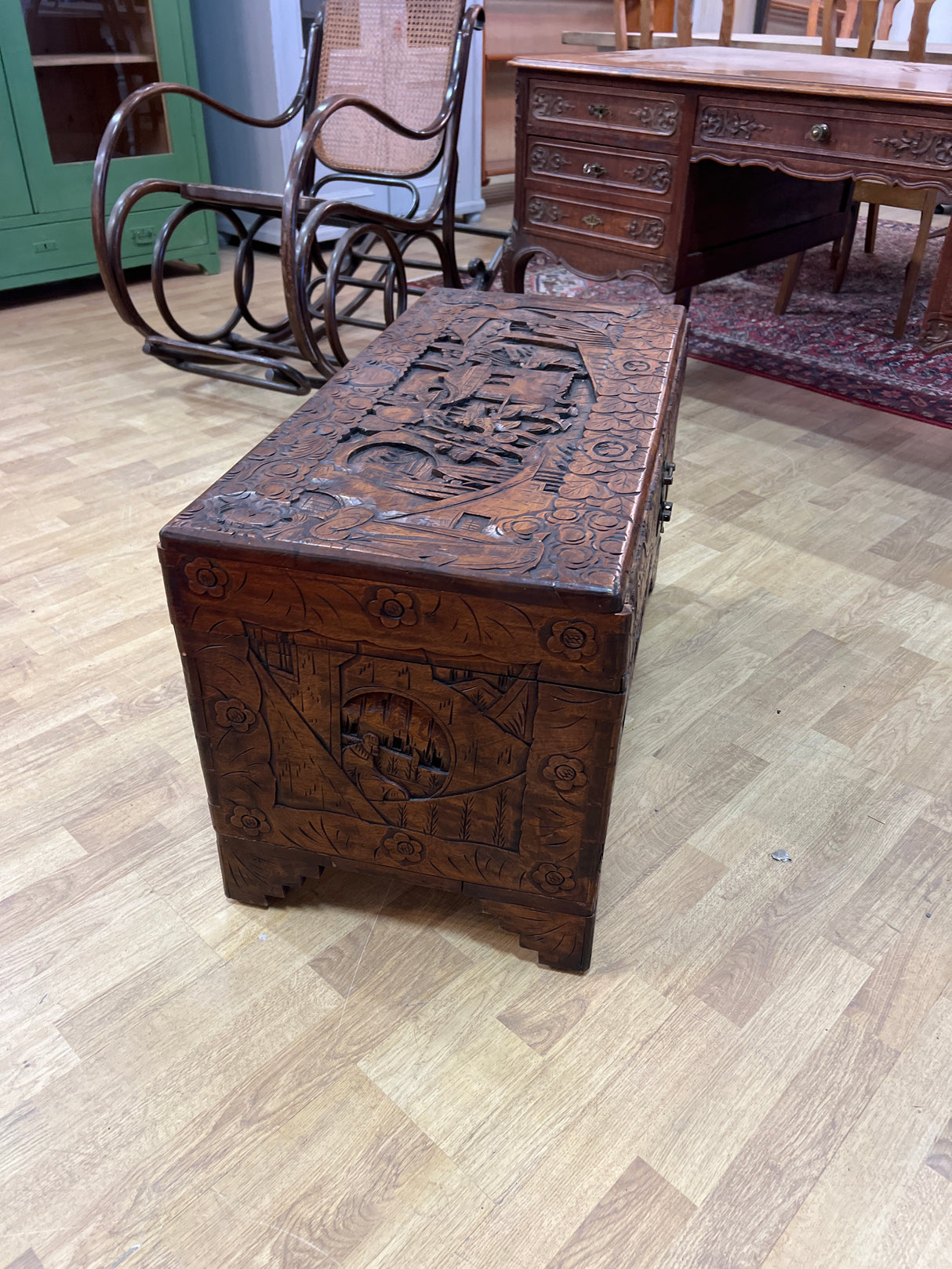 Arkku L. 89cm, S. 43cm ja K. 50cm