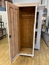 Pieni yksiovinen vaatekaappi L. 71cm, S. 55,5cm ja K. 183,5cm