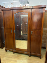 Mahonki vaatekaappi L. 173,5cm, S. 65cm ja K. 203cm.