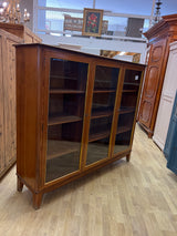 Funkkis vitriini L. 168,5cm, S. 43cm ja K. 143cm
