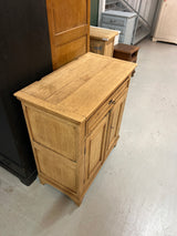 Beautiful oak chest of drawers. W. 89.5cm D. 47cm H. 98.5cm