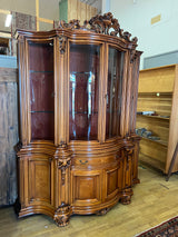 Uskomattoman kaunis italialainen ruokasalikalustokokonaisuus. Pöytä + 6 tuolia, astiakaappi, senkki + peili.