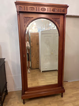 Mahonki vaatekaappi L. 110, S. 56,5cm ja K. 223cm