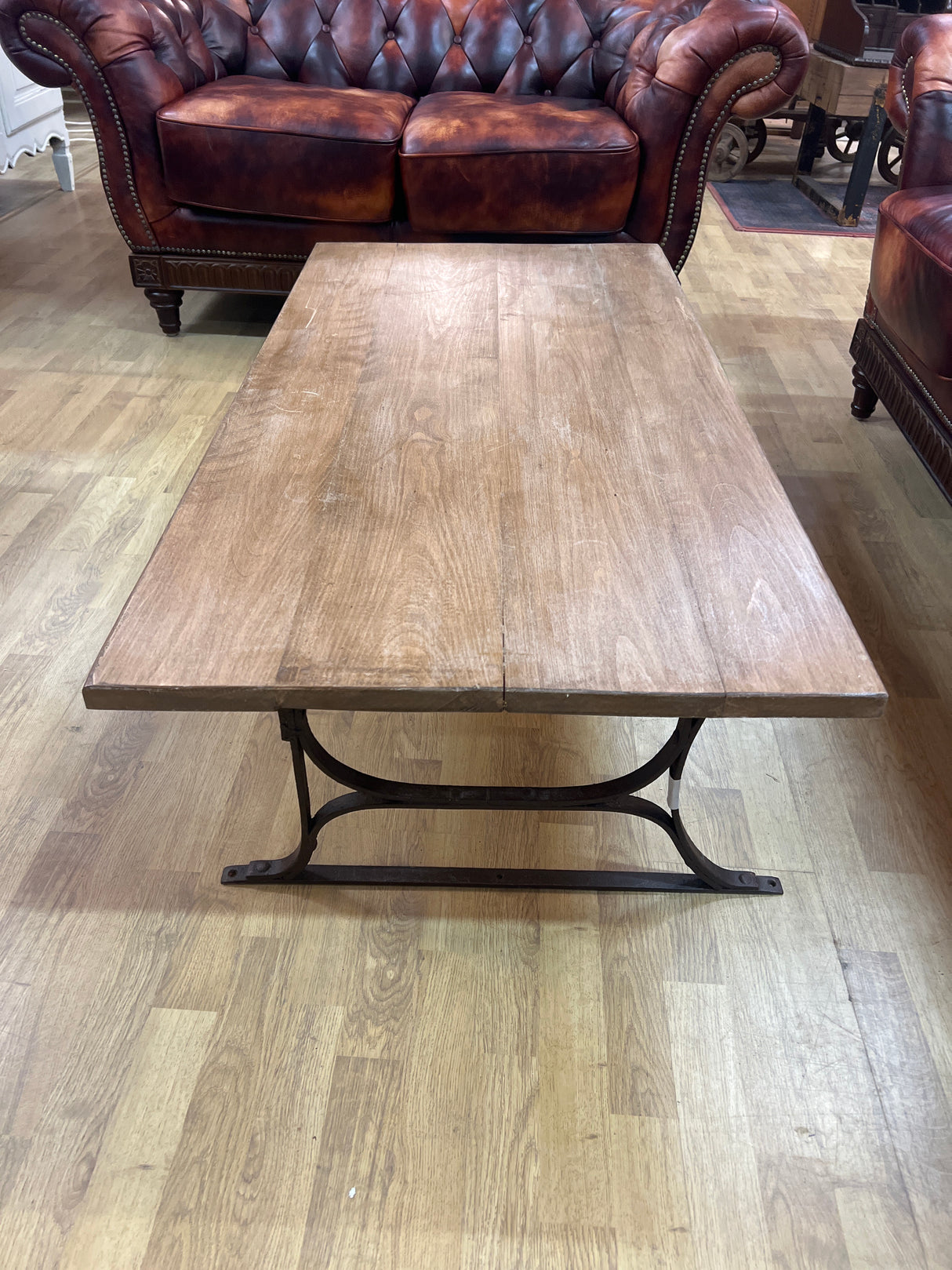 Sohvapöytä L. 130cm, S.65,5cm ja K. 41cm.