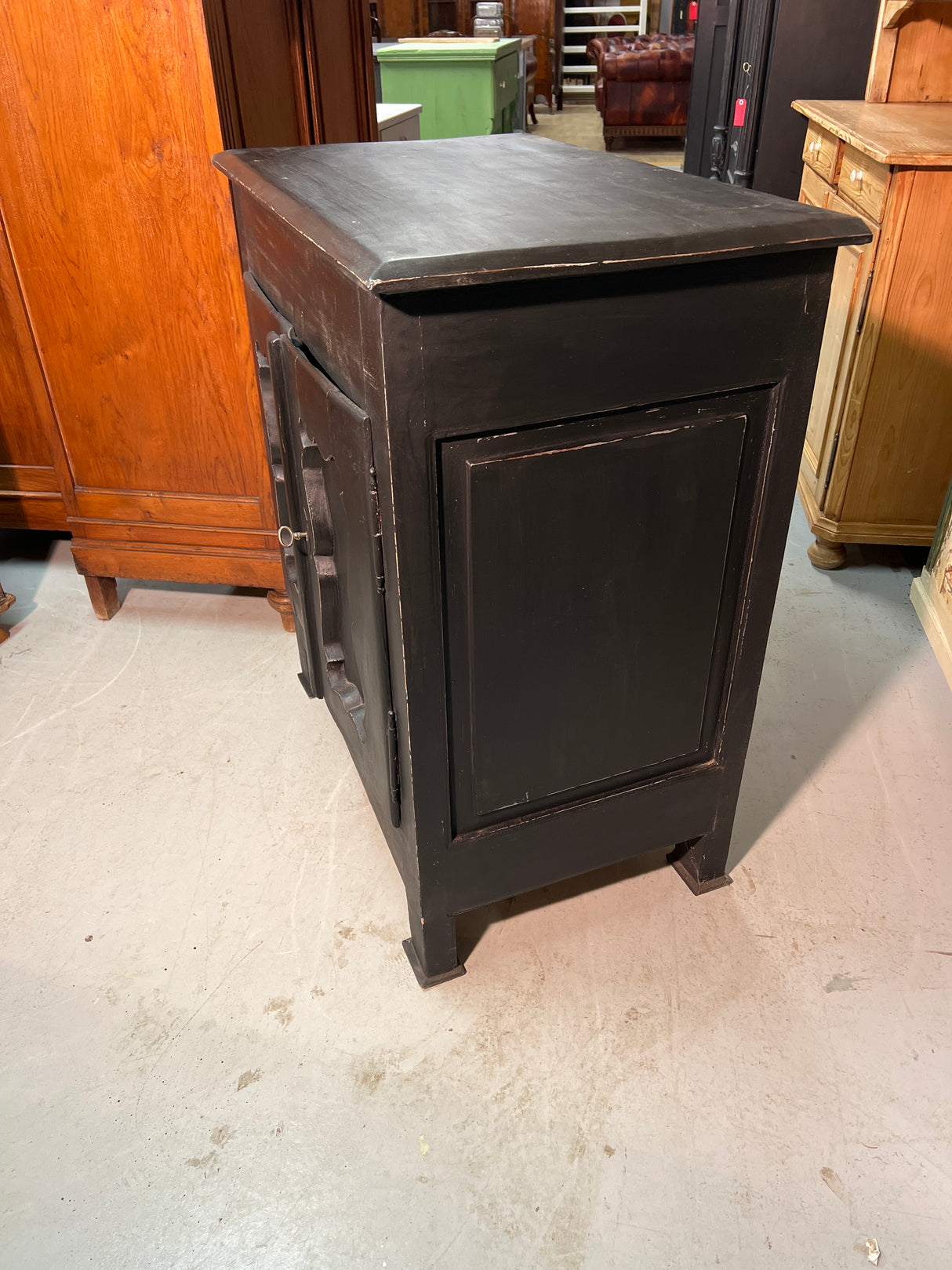 Pieni kaappi L. 86cm, S. 52cm ja K. 96cm.