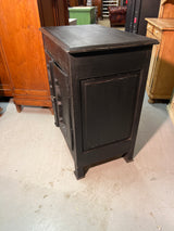 Pieni kaappi L. 86cm, S. 52cm ja K. 96cm.