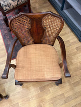 Kauniit queen ann nojatuolit L. 60cm, S. 55cm ja K. 79cm. Istuma korkeus 42cm