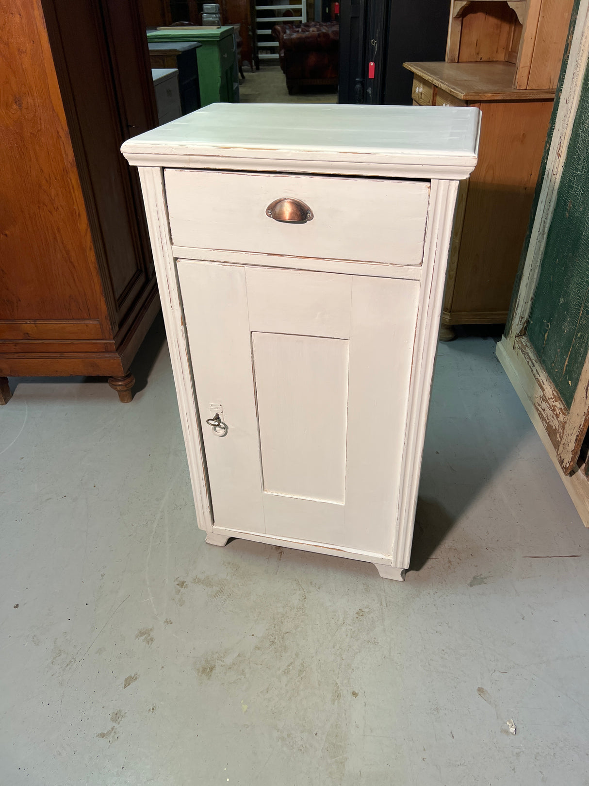 Kaunis valkoinen talonpoikais lipasto L. 56,5cm, S. 40cm ja K. 97cm.