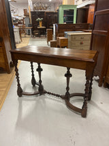 Kierrebarokki siivupöytä L. 112cm, S. 43,5cm ja K. 76cm.