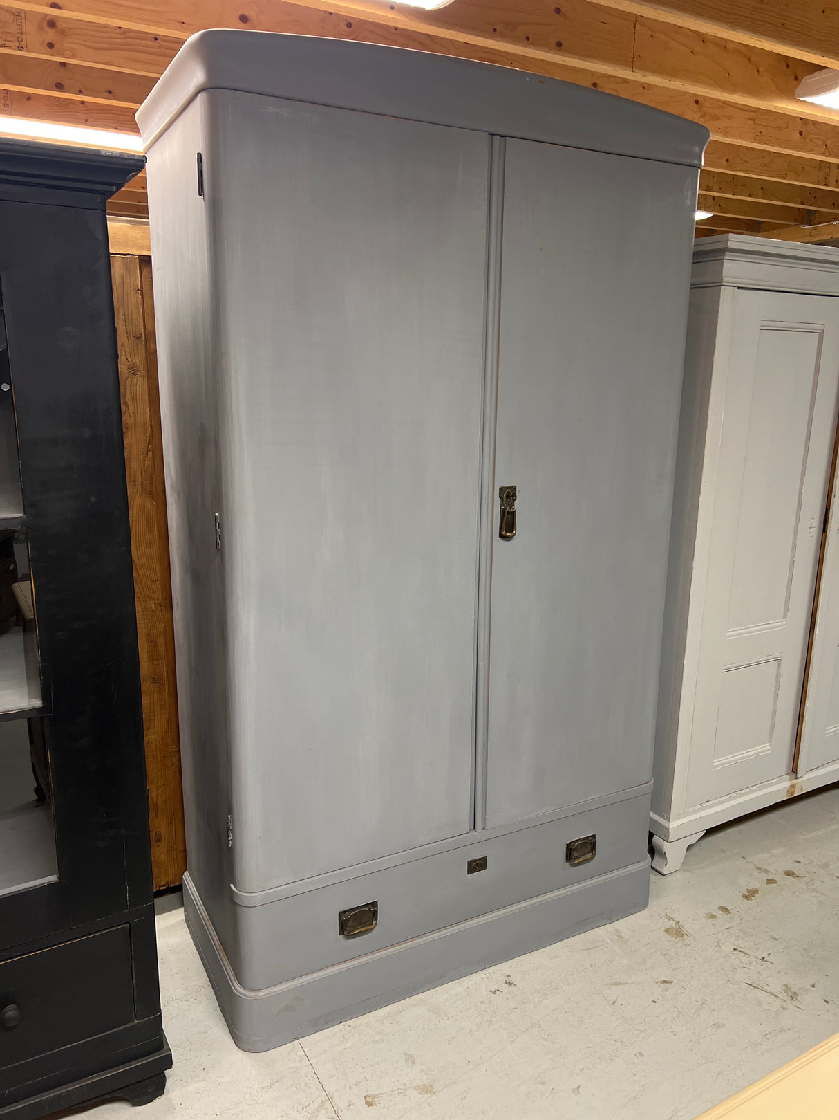 Yksinkertaisen tyylikäs vaatekaappi L. 121cm, S. 54cm ja K. 206cm