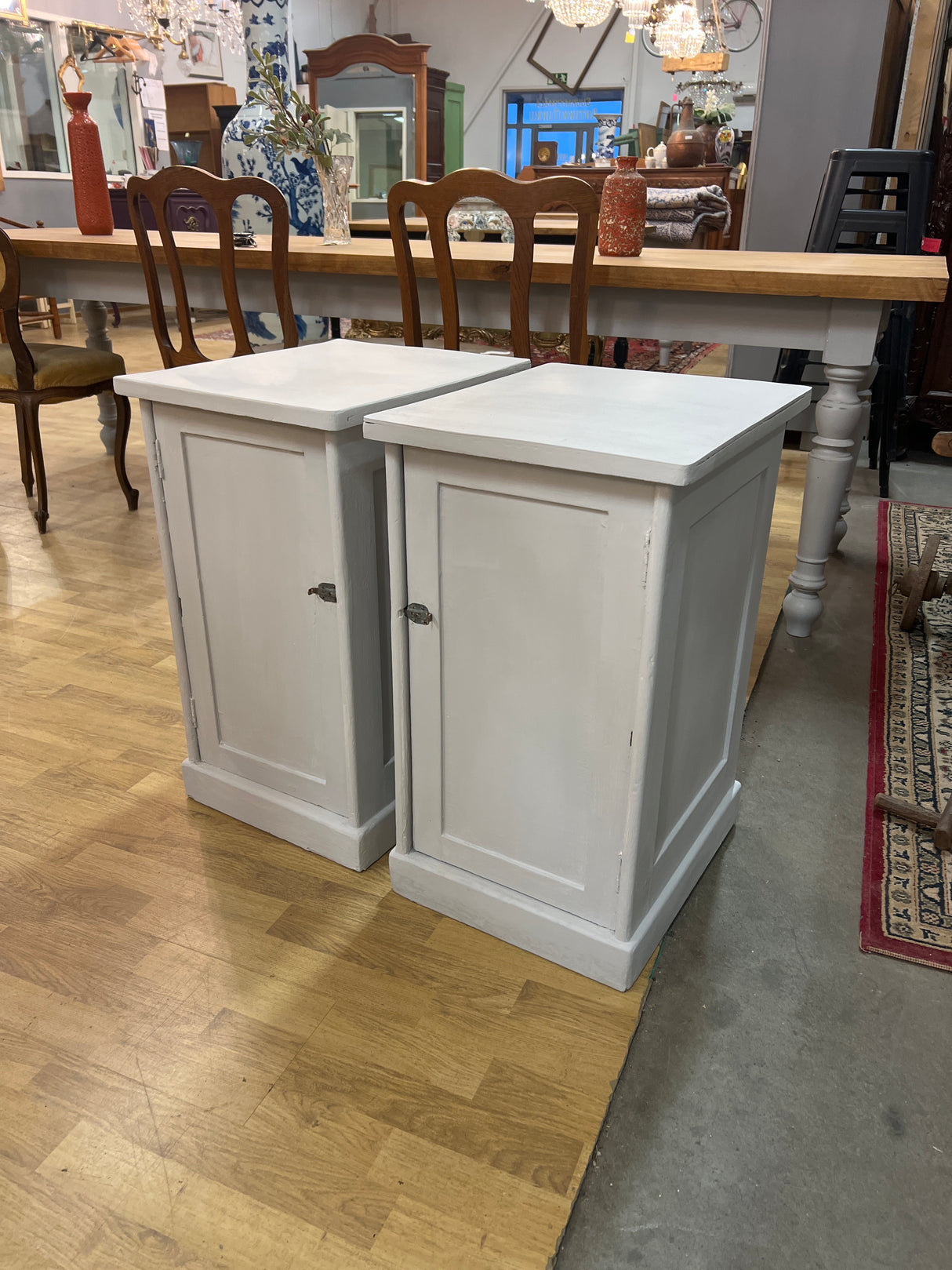 Yöpöytä pari L. 39cm, S. 48cm ja K. 68cm