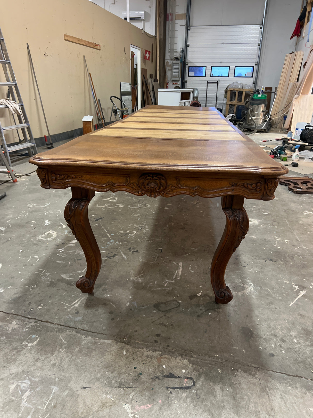 Rokokoo ruokapöytä Pituus. 135cm ja leveys 105cm. Korkeus 76cm. + jatkot.