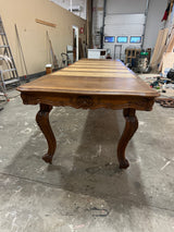 Rokokoo ruokapöytä Pituus. 135cm ja leveys 105cm. Korkeus 76cm. + jatkot.