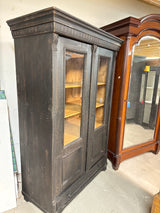 Upea musta vitriinikaappi L.124.5cm, S.58cm, K.186.5cm