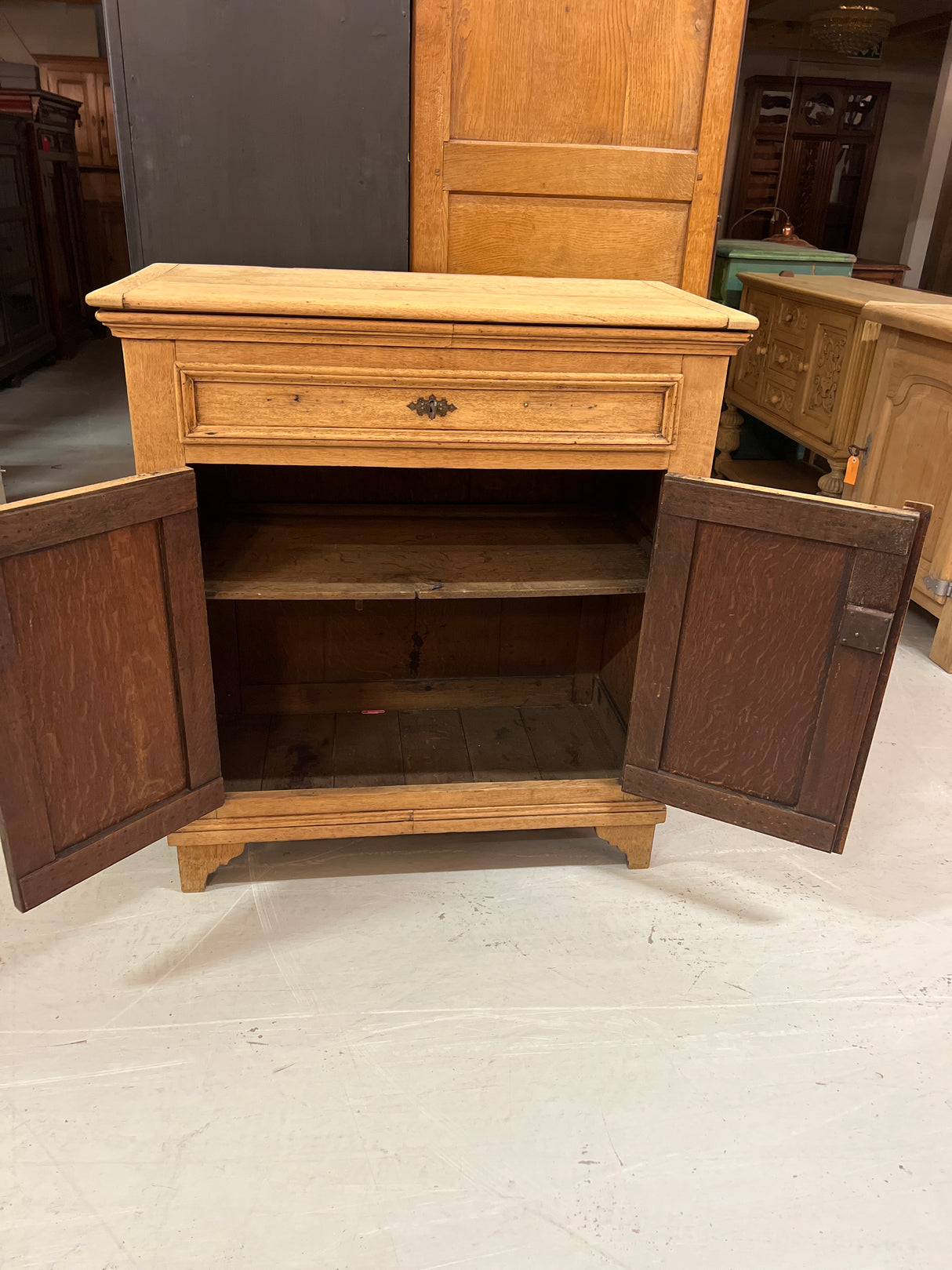 Beautiful oak chest of drawers. W. 89.5cm D. 47cm H. 98.5cm