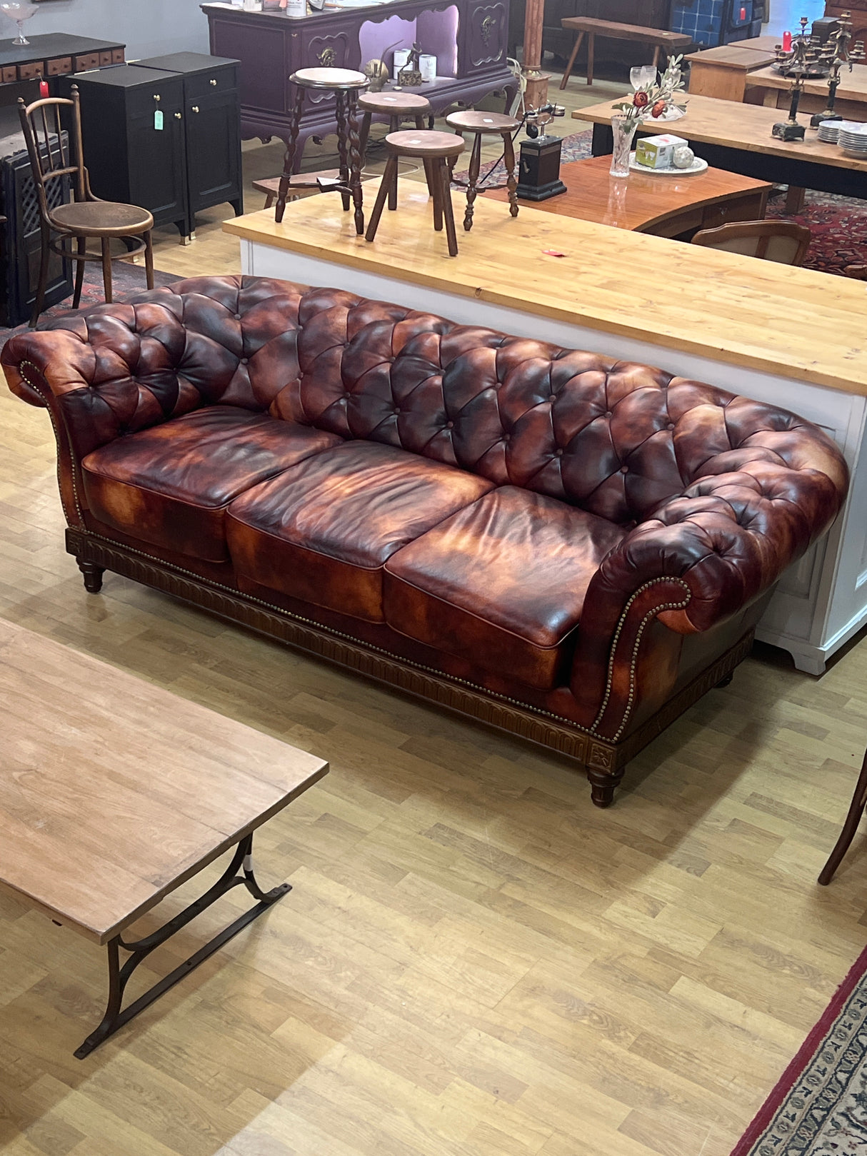 Huikean hieno Chesterfield sohvakalusto 3+2+1 istuttavat sohvat!