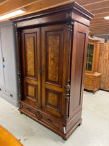 Barokki vaatekaappi L. 139,5cm, S. 66cm ja K. 199cm