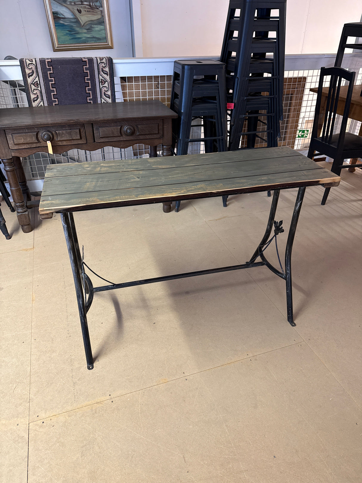 Upea metallijalkainen sivupöytä/ pöytä P.112cm L.41cm, K.74cm