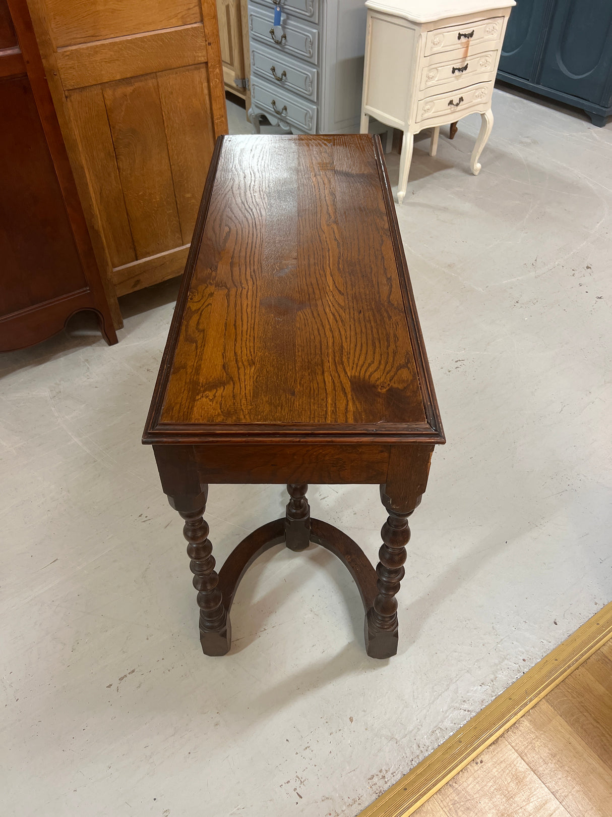 Kierrebarokki siivupöytä L. 112cm, S. 43,5cm ja K. 76cm.