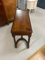 Kierrebarokki siivupöytä L. 112cm, S. 43,5cm ja K. 76cm.