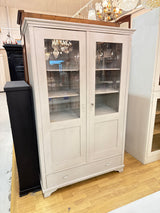 Vaaleanharmaa vitriinikaappi L.120cm, S.53cm, K.189cm