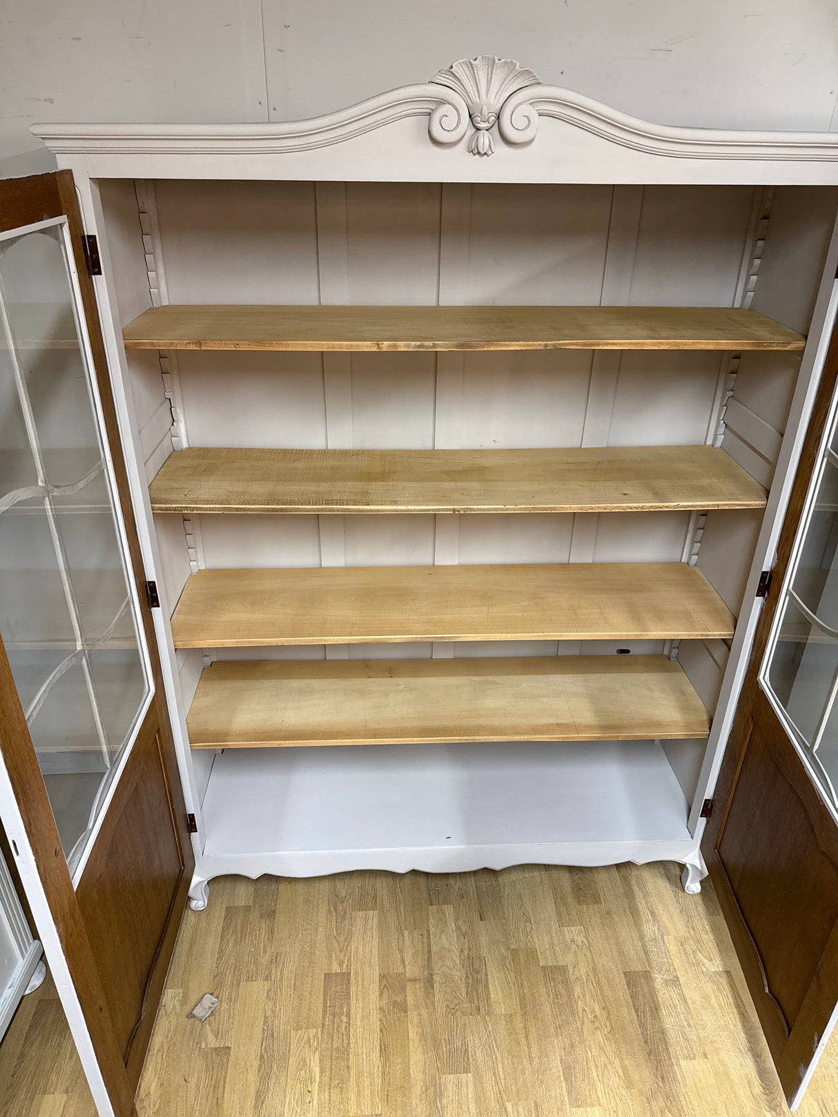 Kaunis tammivitriini L.134cm, S.42cm, K.184.5cm