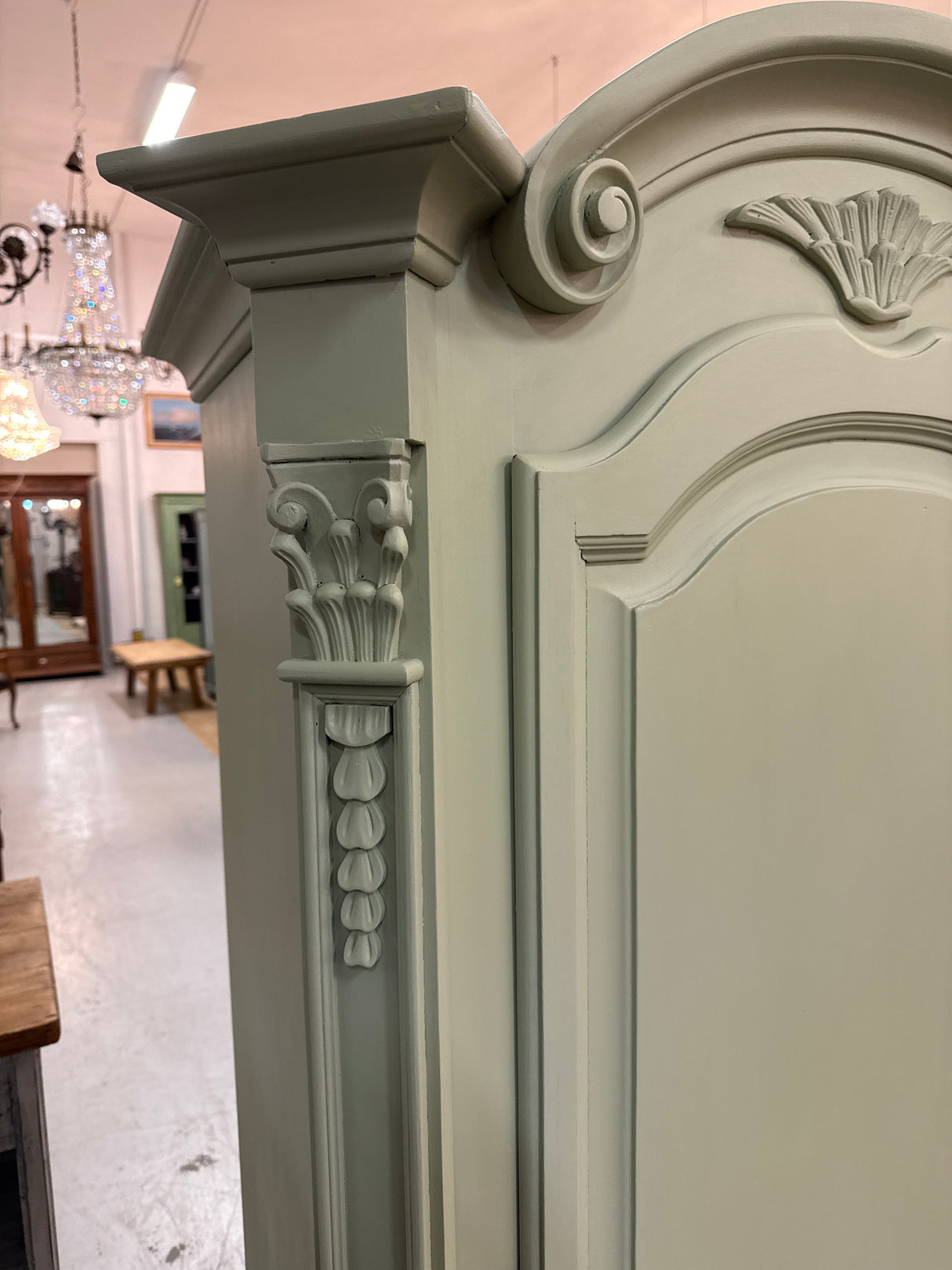 Italialainen vaatekaappi L. 102cm, S. 59cm ja K. 189,5cm.