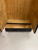 Tyylikäs massiivipuu vaatekaappi L. 128cm, S. 45cm ja K. 185cm