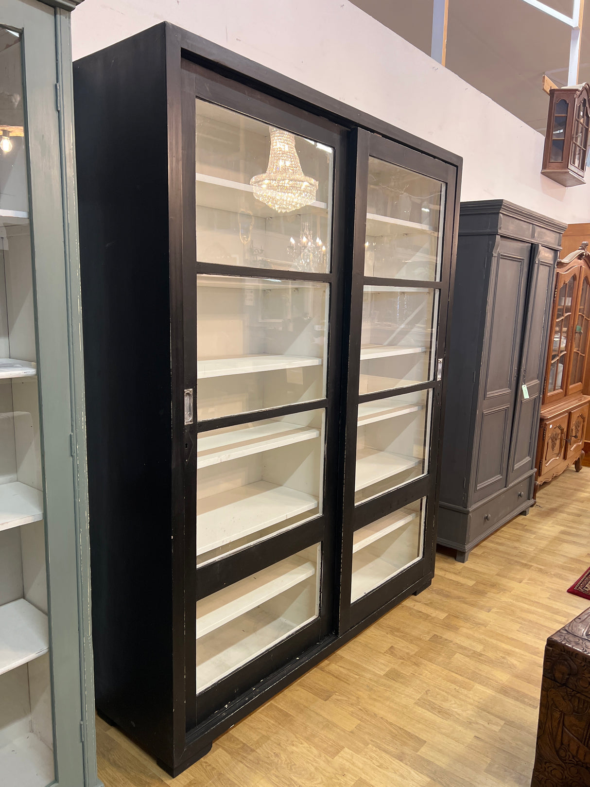 Kirja/astiakaappi liukuovilla L. 160,5cm, S. 42cm ja K. 199,5cm