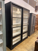 Kirja/astiakaappi liukuovilla L. 160,5cm, S. 42cm ja K. 199,5cm