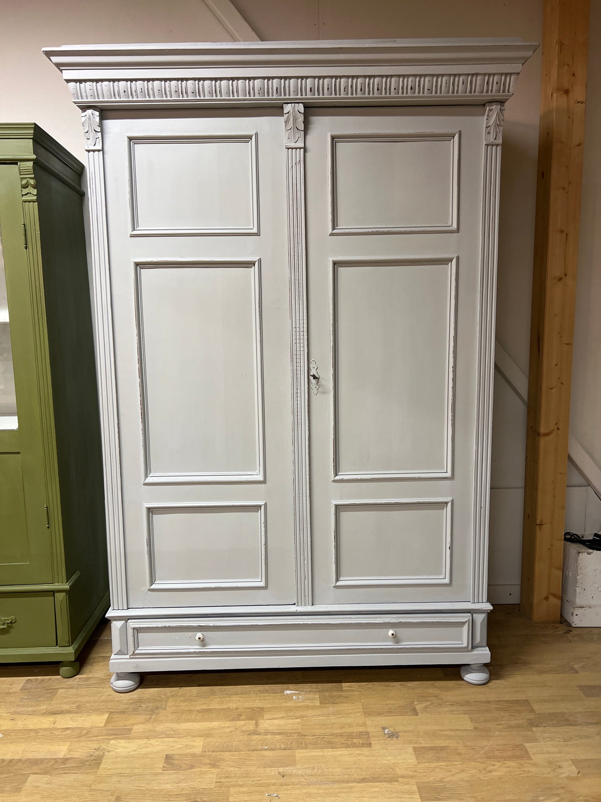 Upea vanha vaatekaappi L. 132cm, S. 59,5cm ja K. 192cm