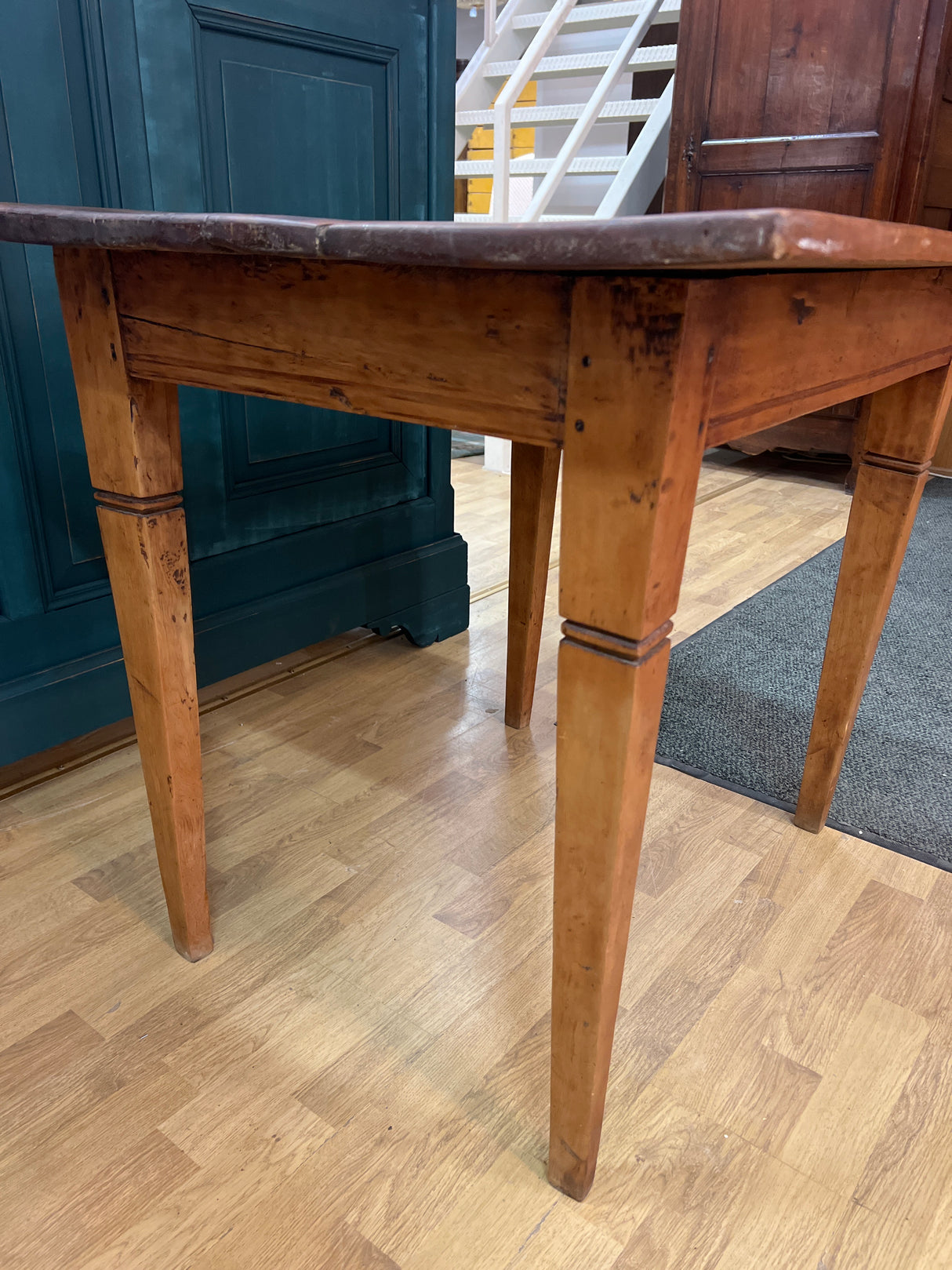 Pieni pöytä L. 90,5cm, S. 72cm ja K. 76cm