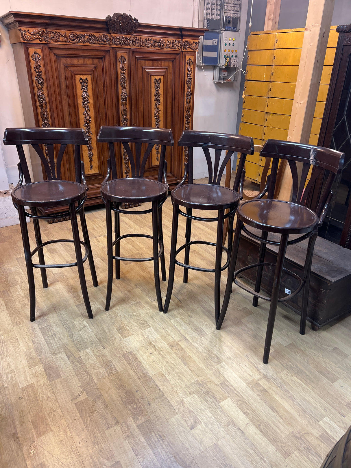 Thonet baarijakkarat 4kpl K. 111cm, istumakorkeus 80cm, halk 41cm