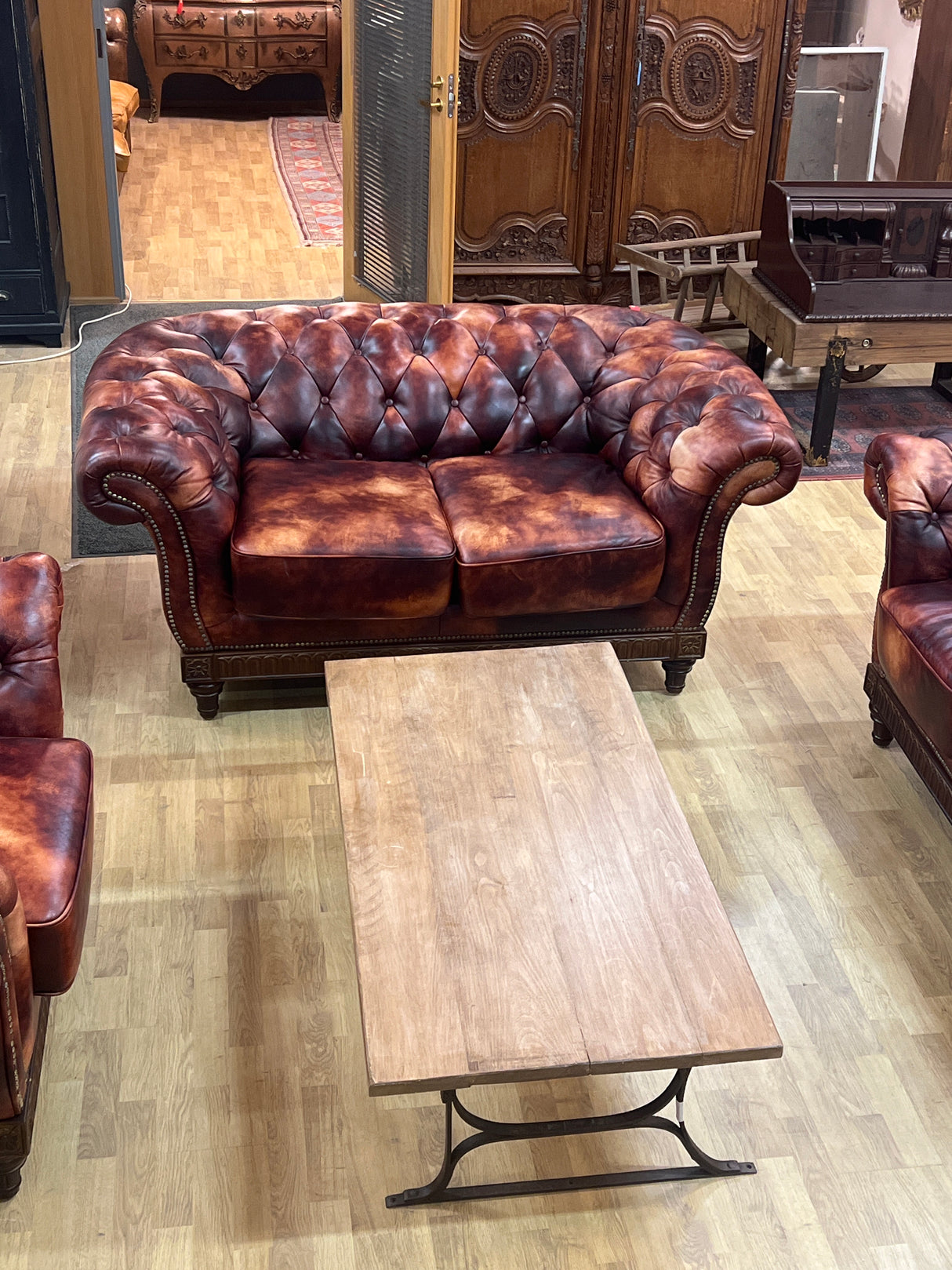 Huikean hieno Chesterfield sohvakalusto 3+2+1 istuttavat sohvat!