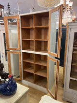 Massiivipuinen talonpoikais vitriini L. 97cm, S. 50cm ja K. 218cm.