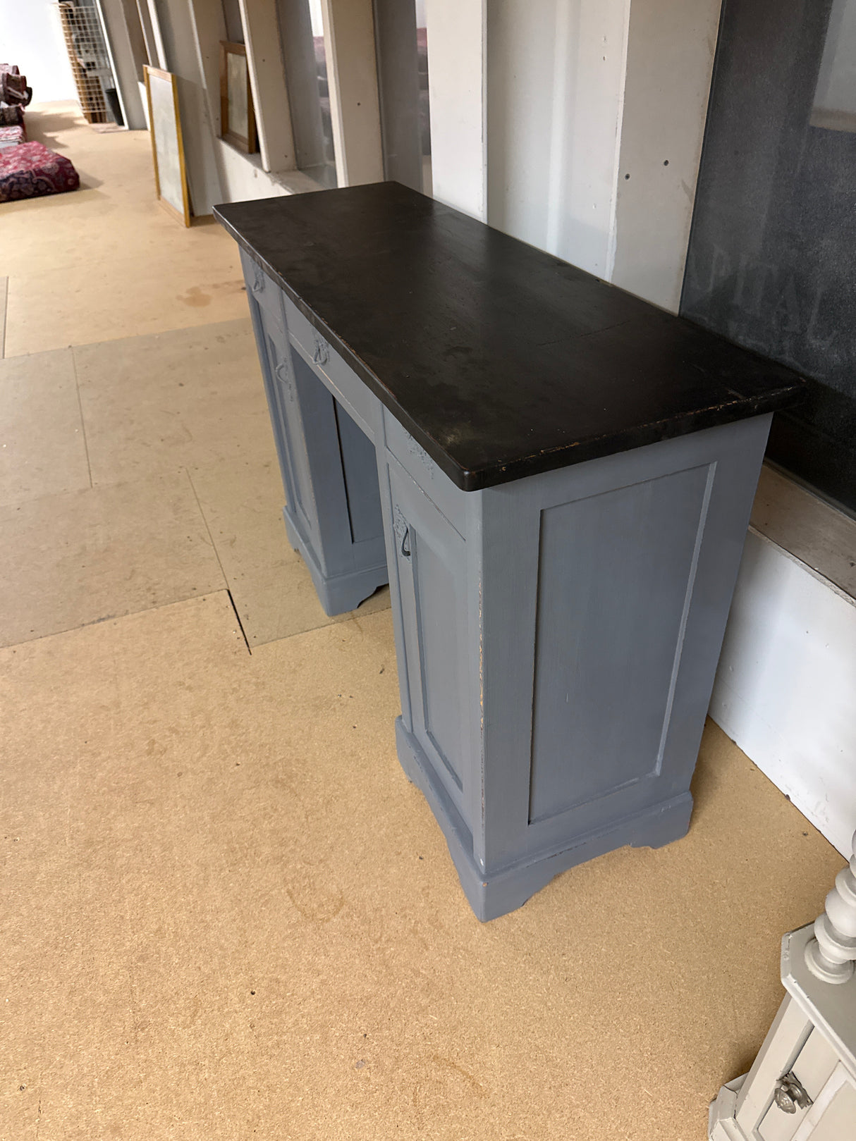 Kirjoituspöytä L.115.5cm, S.37.5cm, K.76cm