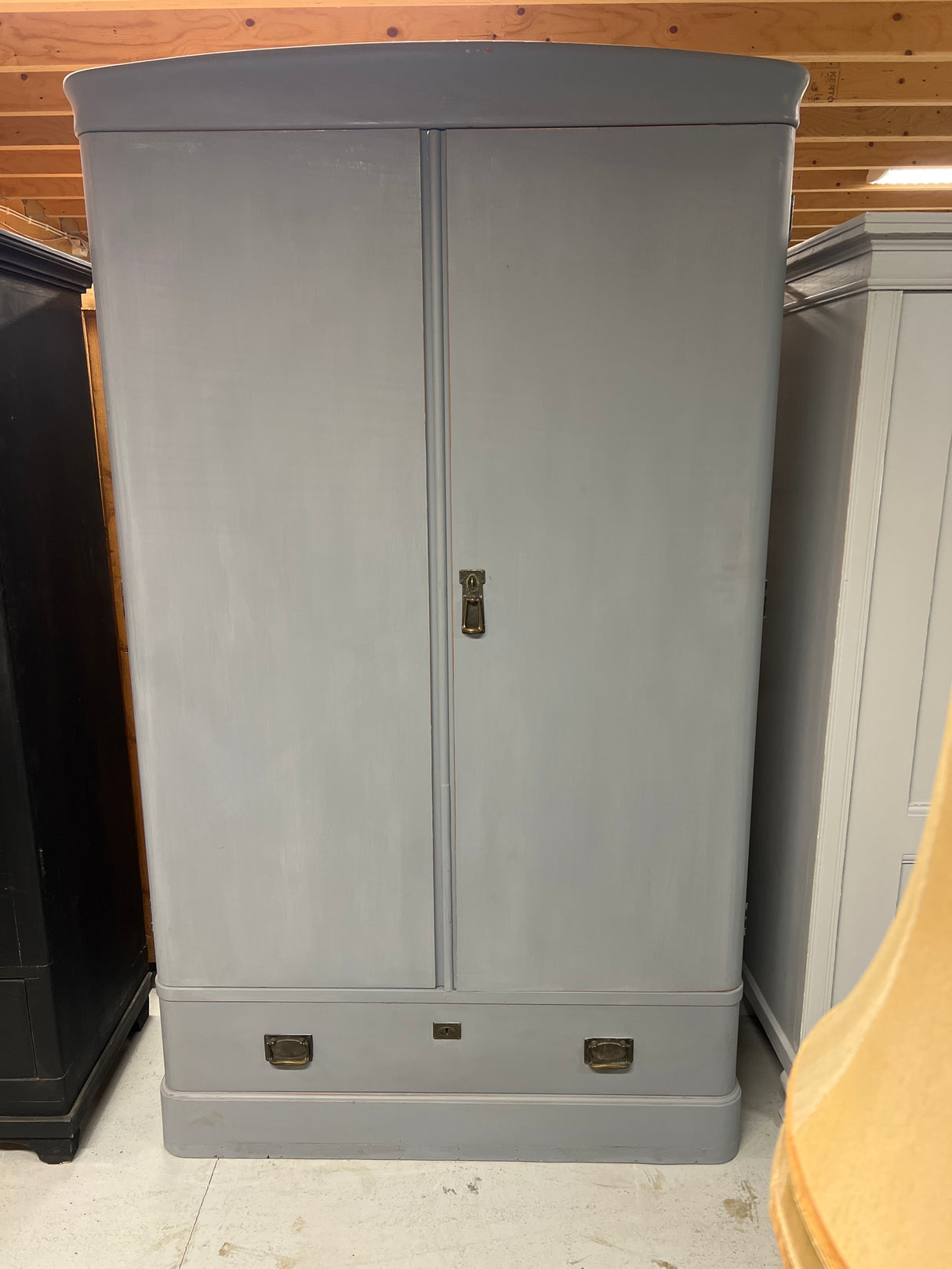 Yksinkertaisen tyylikäs vaatekaappi L. 121cm, S. 54cm ja K. 206cm