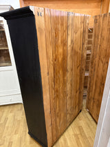 Musta vitriinikaappi L.112.5cm, S.46.5cm,K.175cm