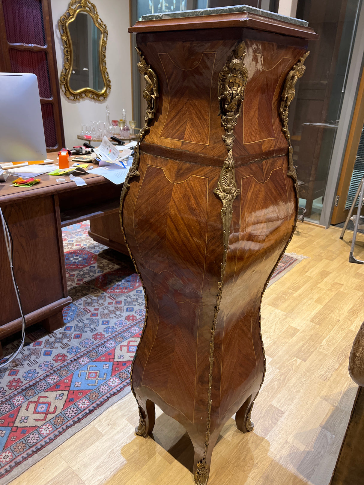 Upea Italialainen kukkapylväs L. 37cm, S. 37cm ja K. 137cm