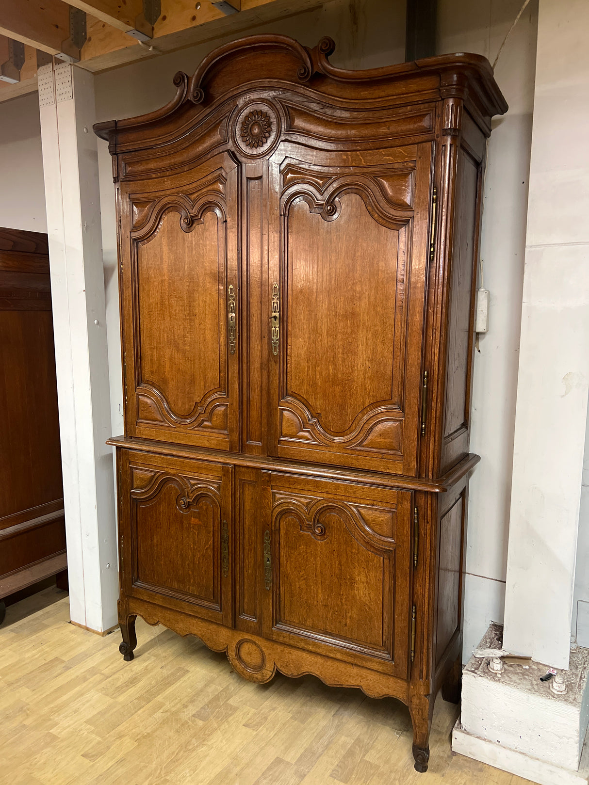 Upea 1800-luvun rokokoo astiakaappi L. 150cm, S. 50,5cm ja K. 240cm