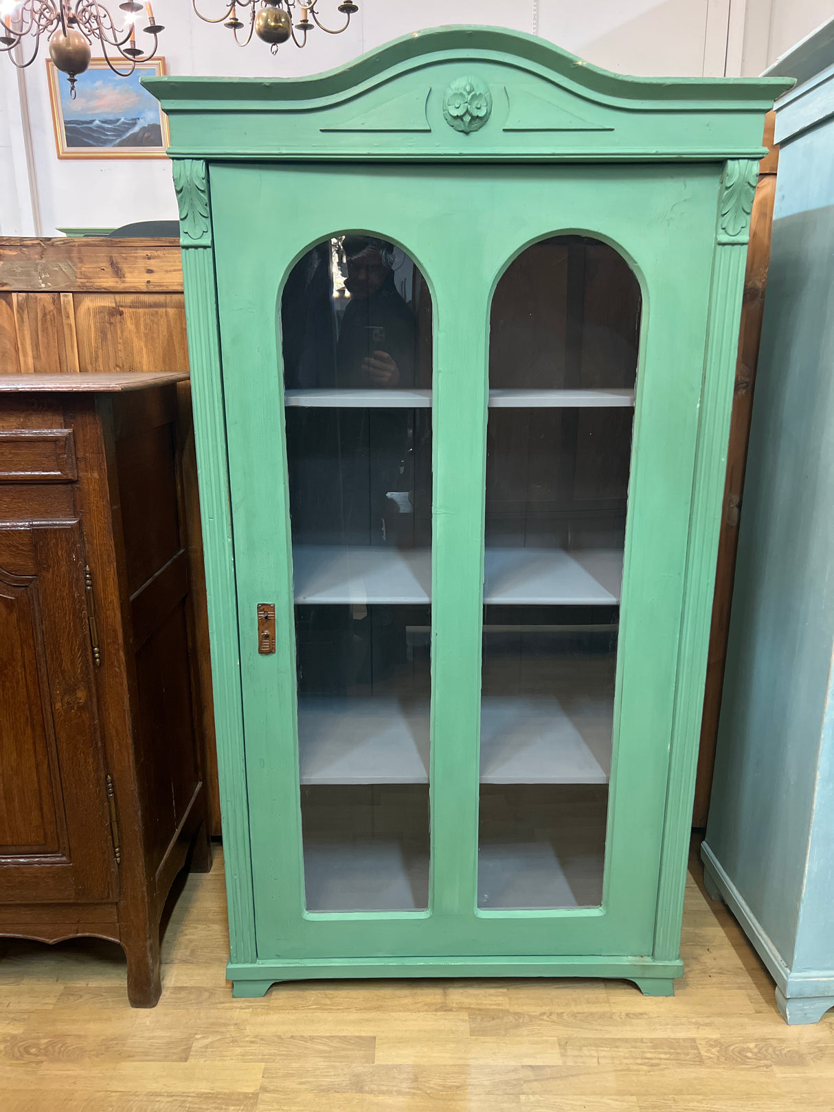 Kaunis yksiovinen vitriinikaappi L. 98,5cm, S. 51cm ja K. 177,5cm