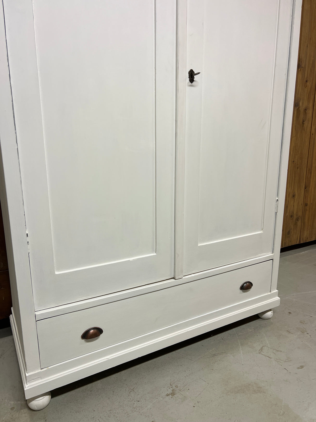 Valkoinen vaatekaappi L. 119cm, S. 50cm ja K. 202,5cm