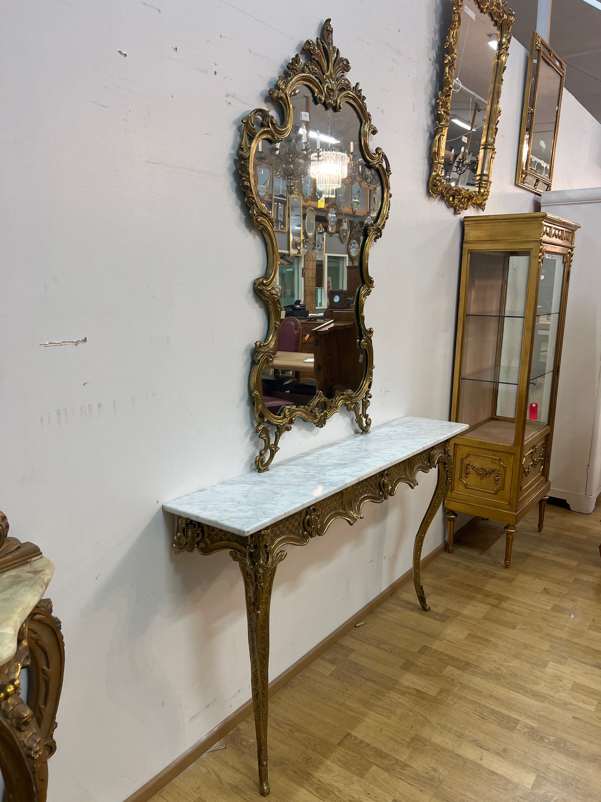 Upea peili konsoli L. 139cm, S. 29cm ja K. 217cm.