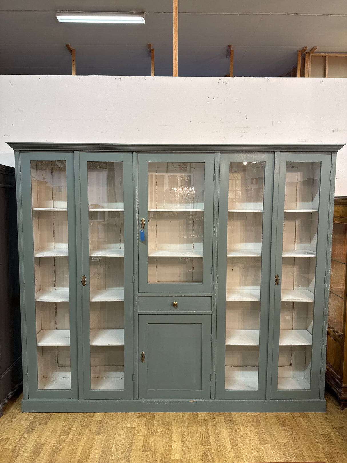 Harvinaisen leveä  talonpoikais-vitriini L.237cm, S.40cm, K.201cm