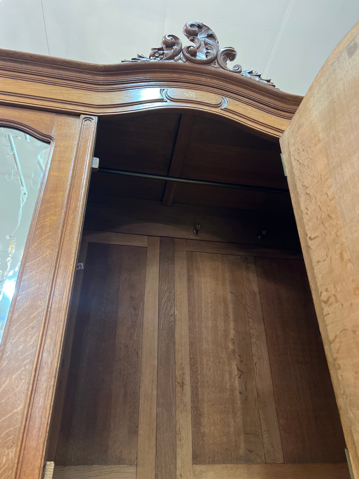 Kaunis rokokoo tammivaatekaappi L. 147cm, S. 60cm ja K. 233cm.